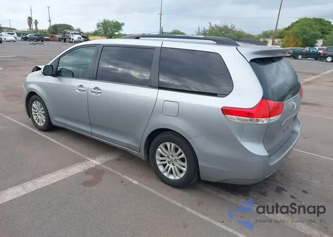 2013 Toyota Sienna Xle V6 7 Passenger Auto Access Seat/Xle V6 8 Passenger z USA, uszkodzony, nr VIN 5TDYK3DC1DS310650